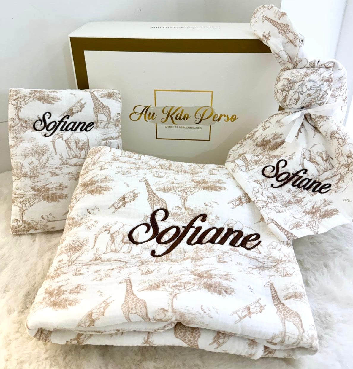 Box naissance Safari personnalisée avec plaid, doudou et protège carnet brodés